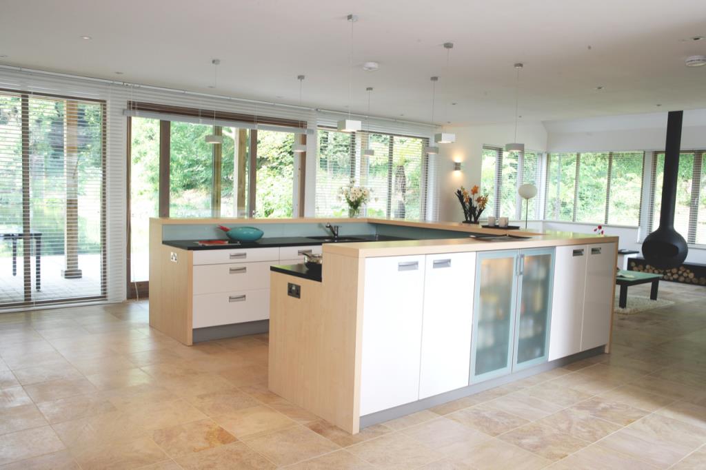 Lot: 40 - STUNNING CONTEMPORARY HOUSE AND DETACHED BOATHOUSE ON A PLOT OF AROUND TWO ACRES FEATURING AWARD-WINNING GARDENS - The Kitchen and Living Room
